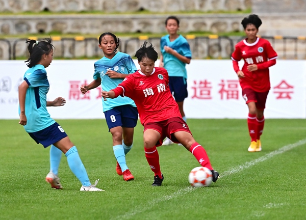 海南瓊中女足在揭幕戰(zhàn)中，以3：0戰(zhàn)勝江蘇泰州女足