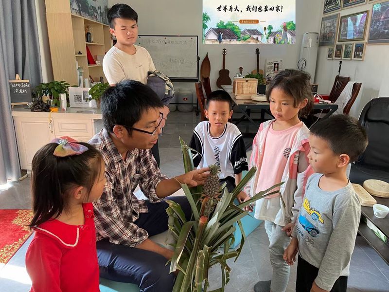 胡詩澤（左二）教小朋友植物知識。受訪人供圖