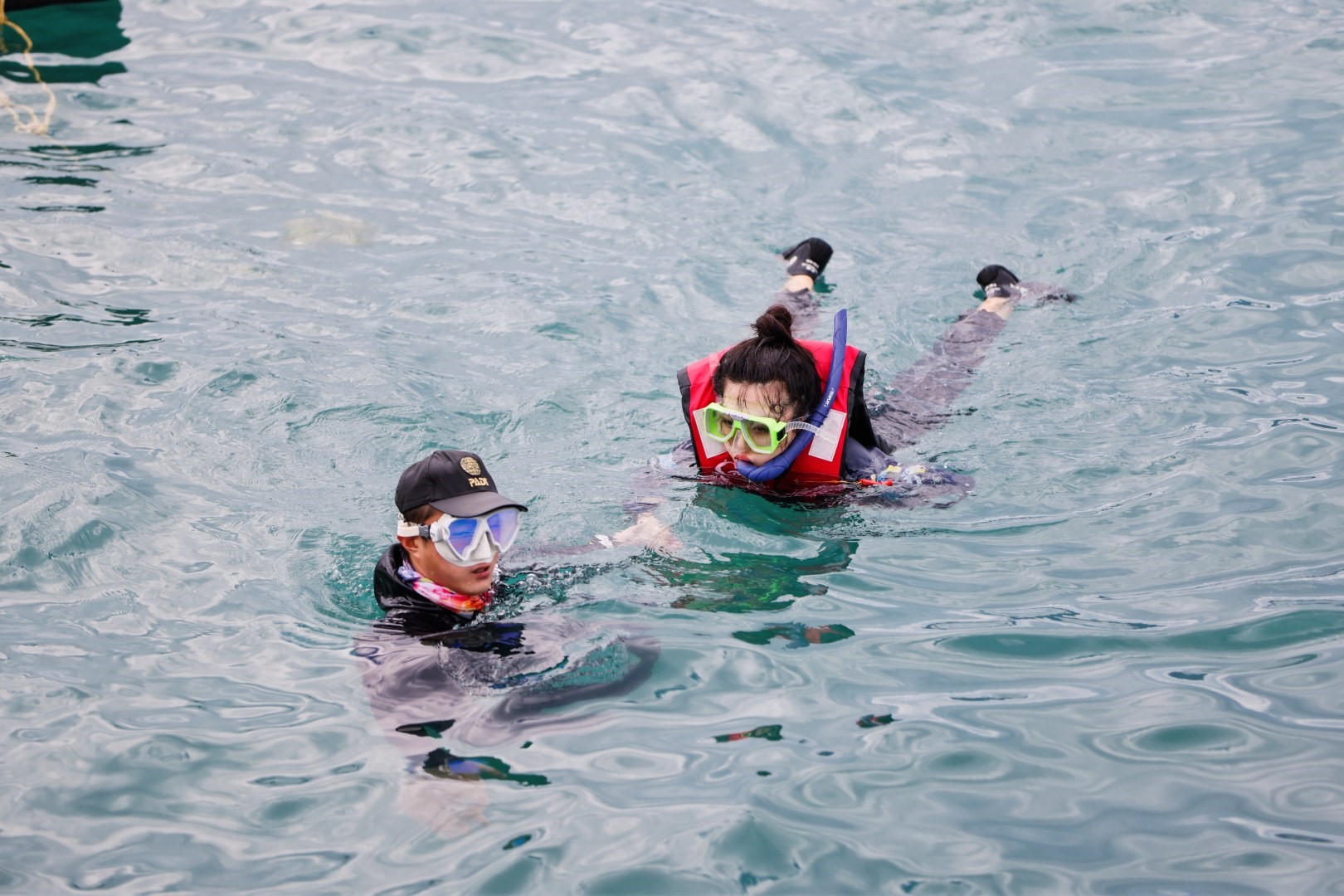 潛水教練在帶游客體驗(yàn)潛水。海南省旅文廳供圖