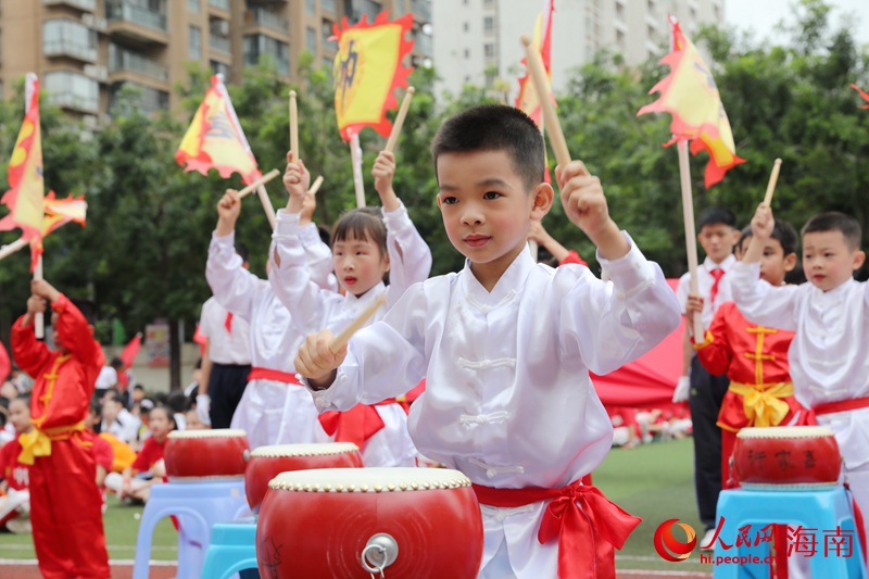 開幕式現(xiàn)場，學生穿著傳統(tǒng)服飾表演擊鼓。人民網(wǎng) 符武平攝