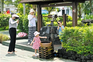 芳園村內(nèi)景色秀美，游客正在觀光游玩