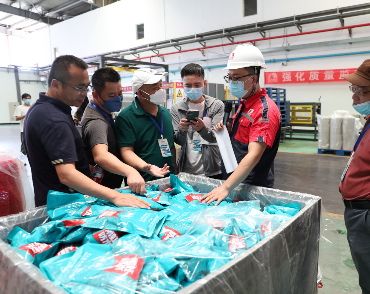 采訪團探訪洋浦東方雨虹建筑材料有限公司