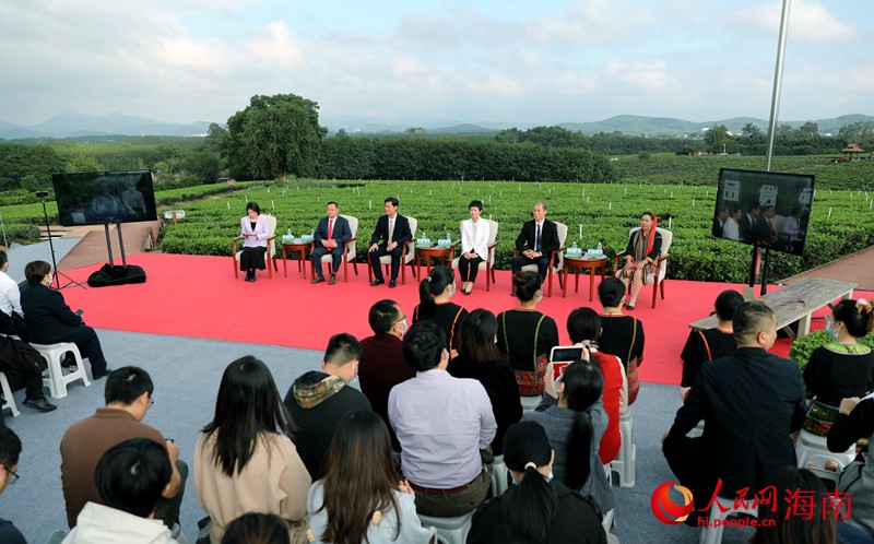 新聞發(fā)布在原生態(tài)茶園舉行。人民網(wǎng) 符武平攝