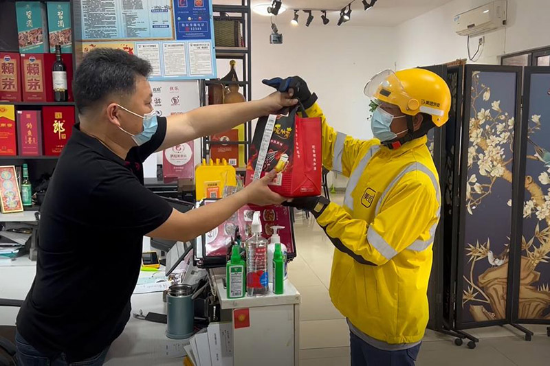 騎手在三亞海棠灣的海鮮餐廳取餐。陳辰興攝