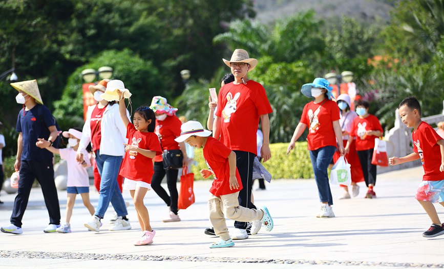 1月22日，家長帶著孩子在三亞南山文化旅游區(qū)游覽