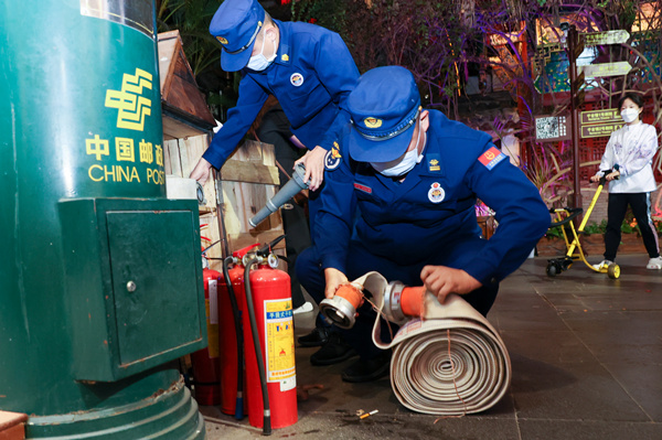 三亞市消防支隊東岸消防站在中央商務區(qū)檢查人員密集區(qū)域的消防設施是否安全有效。