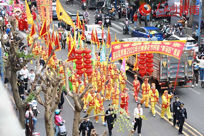 “馬匹”花車方陣走過高登街。 人民網 孟凡盛攝