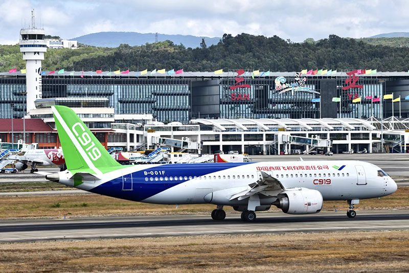 國產(chǎn)大飛機(jī)C919降落三亞機(jī)場。崔曉晗攝