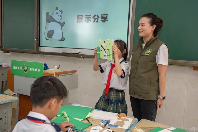 ?？谑袞|山鎮(zhèn)中心小學(xué)以大熊貓知識(shí)科普宣講活動(dòng)為學(xué)生開啟新學(xué)期第一課。李冬林?jǐn)z