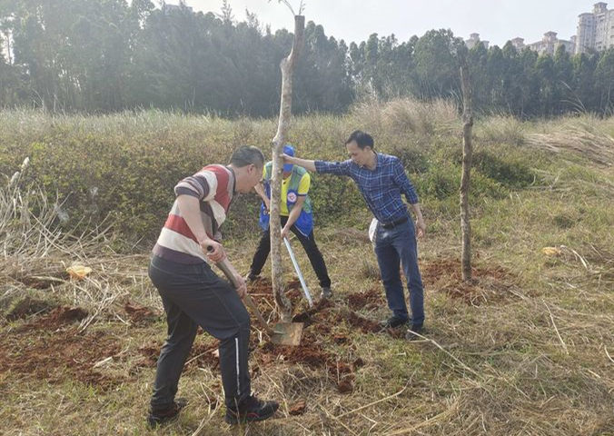 ?？谛阌^(qū)五源河國家濕地公園開展2023年在職黨員“雙報到”植樹志愿服務活動。長流鎮(zhèn)供圖