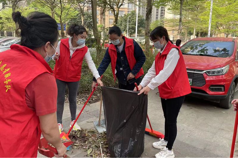 長彤社區(qū)雙報到黨員、小區(qū)黨建指導員到社區(qū)開展愛國衛(wèi)生大掃除活動。長流鎮(zhèn)供圖