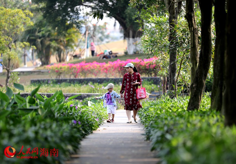 市民走進(jìn)鳳翔濕地公園，感受濕地之美。人民網(wǎng) 符武平攝