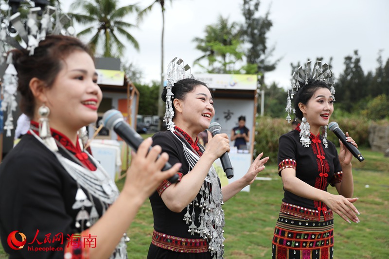 傾情對唱黎族民歌，演繹原生態(tài)韻味 。人民網(wǎng) 符武平攝