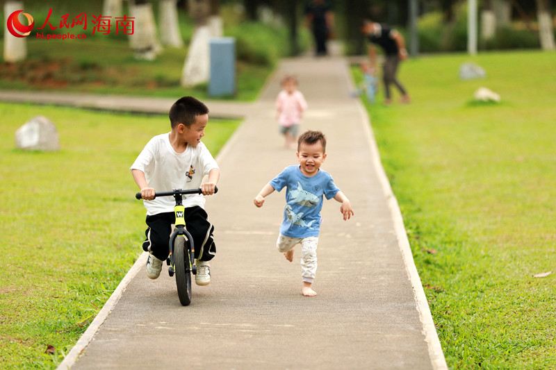 在美舍河鳳翔濕地公園內(nèi)，嬉戲玩耍的小朋友。 人民網(wǎng) 孟凡盛攝