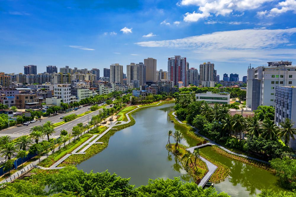 經(jīng)過(guò)3年的綜合治理，?？谑忻捞m區(qū)海甸島鴨尾溪公園重?zé)ㄐ骂?，?019年向市民開放。