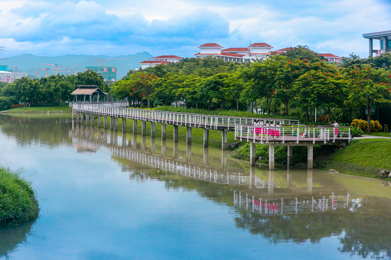 三亞抱坡溪濕地公園集雨洪調(diào)蓄、科普教育以及生態(tài)休閑于一體，是海綿城市建設(shè)示范區(qū)。