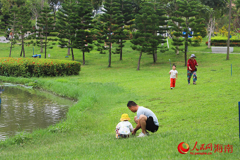 市民帶著孩子在抱坡溪濕地公園游玩小憩。人民網(wǎng) 牛良玉攝