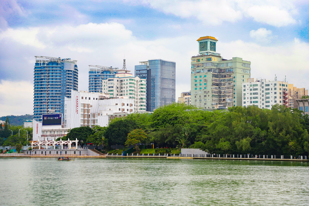 三亞河畔綠樹成蔭，已成為市民游客的好去處。