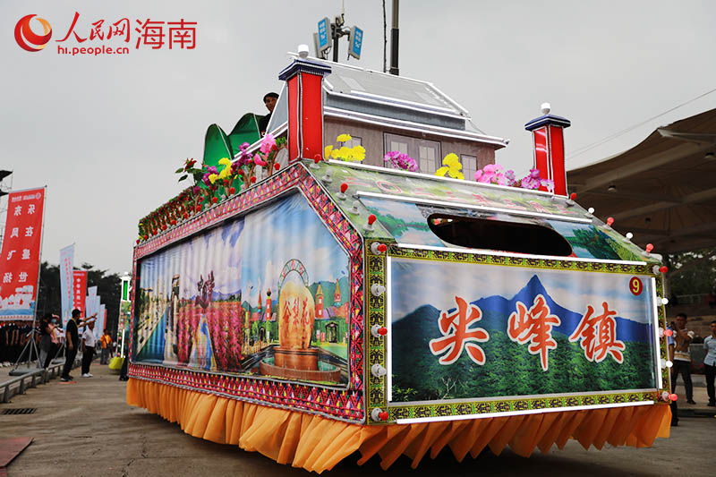 尖峰鎮(zhèn)花車。人民網(wǎng) 孟凡盛攝