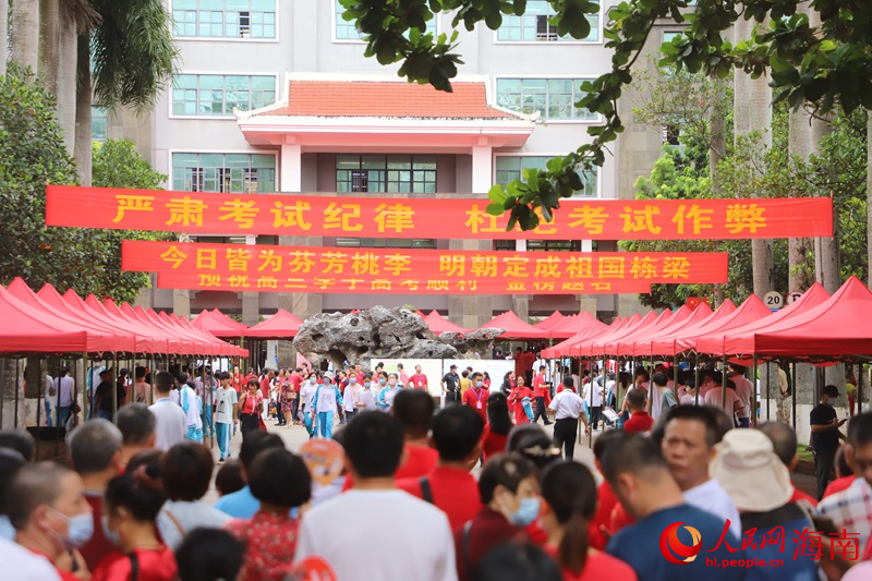 6月7日，海南中學(xué)高中部考點(diǎn)，學(xué)子們奔赴考場。人民網(wǎng) 牛良玉攝