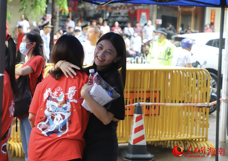 6月7日，海南中學(xué)高中部考點(diǎn)，考生和家長深情擁抱。人民網(wǎng) 牛良玉攝