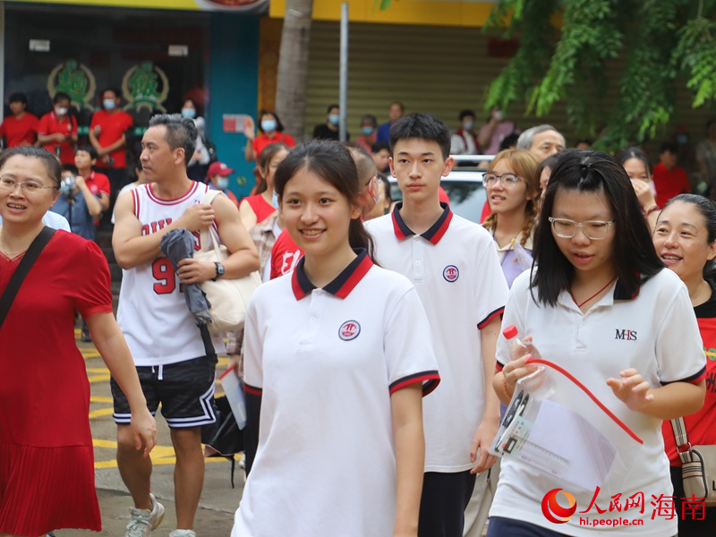 6月7日，海南中學(xué)高中部考點(diǎn)，學(xué)子們奔赴考場(chǎng)。人民網(wǎng) 牛良玉攝