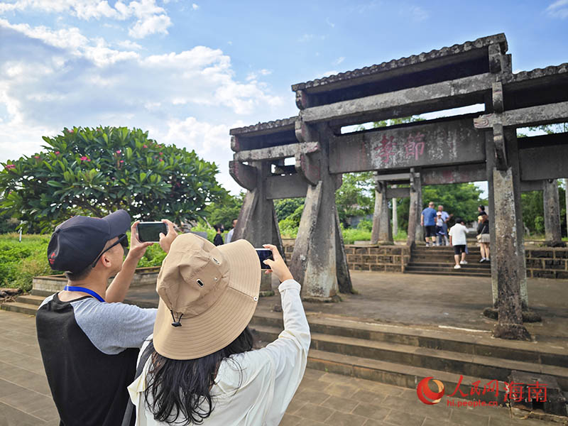 “畢業(yè)季與父母歡聚臨高”啟幕 采風(fēng)團(tuán)探古瀑訪古跡 人民網(wǎng) 牛良玉攝