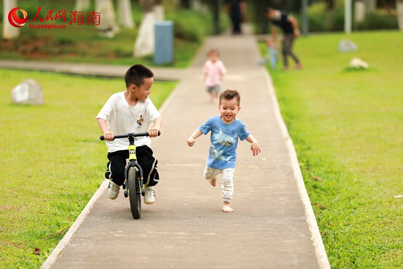 在美舍河鳳翔濕地公園內(nèi)，嬉戲玩耍的小朋友。 人民網(wǎng)記者 孟凡盛攝