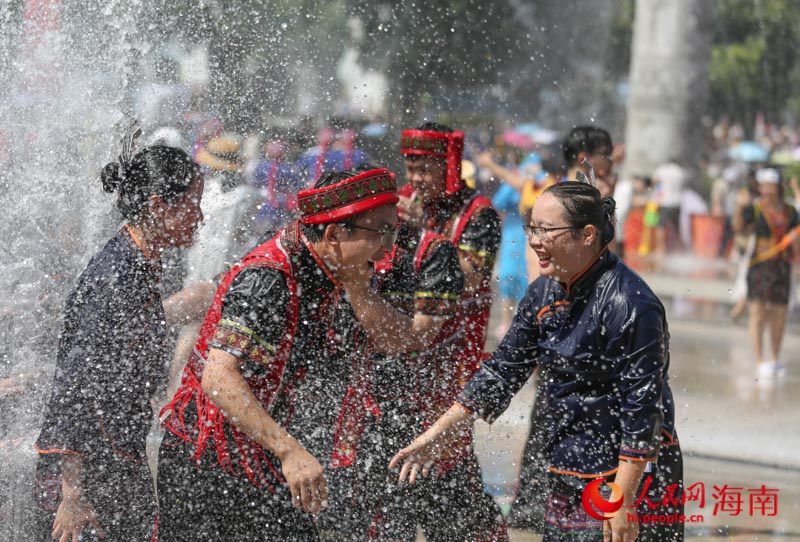 黎族苗族同胞在狂歡中笑得合不攏嘴。人民網(wǎng) 牛良玉攝