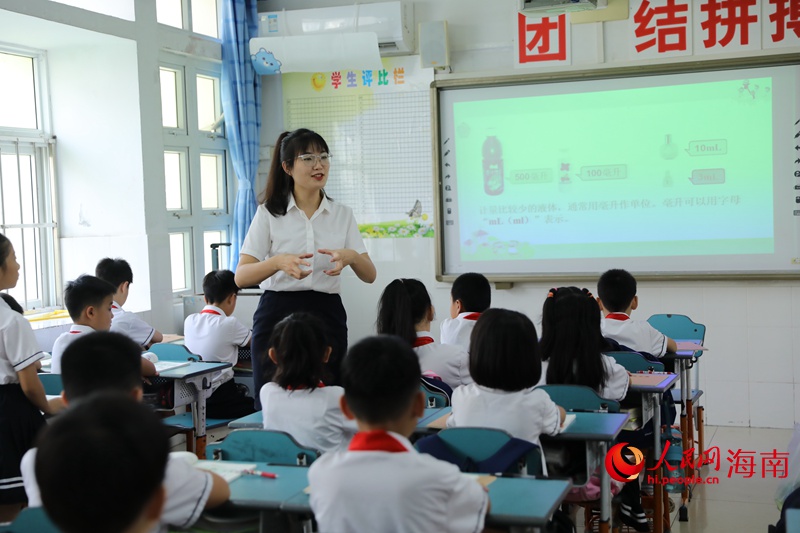 ?？谑械诙逍W少先隊大隊輔導員、四年級數學老師黃雨媚在上課。 人民網記者 孟凡盛攝