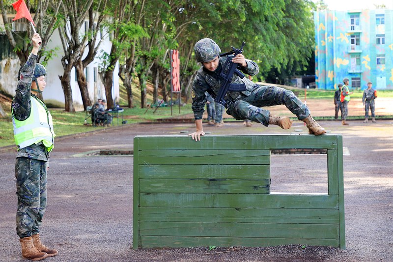 參賽官兵快速通過障礙。武警海南總隊(duì)供圖