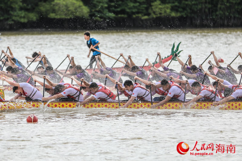 選手們正在奮力劃槳。人民網(wǎng)記者 牛良玉攝