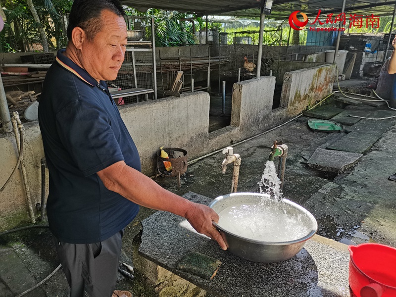 告別山泉水，保亭黎族苗族自治縣響水鎮(zhèn)大本村村民喝上自來水。（人民網(wǎng)記者 毛雷攝）