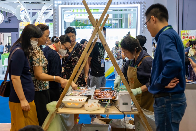 市民游客在五指山館內(nèi)品嘗美食。蔣才錦攝