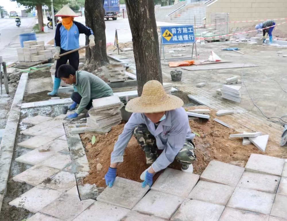 城鄉(xiāng)接合部人行道鋪設(shè)。昌江供圖位內(nèi)地磚