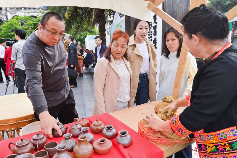 市民游客觀看黎陶制作。昌江旅文局供圖