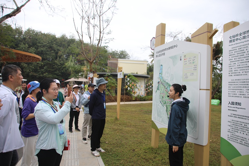 七仙嶺果博中心講解員向采訪團成員介紹園區(qū)建設(shè)情況。陳期財攝