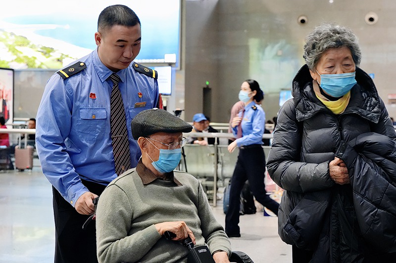 車站提供輪椅服務(wù)送老年旅客進(jìn)站乘車。 廖琴琴攝