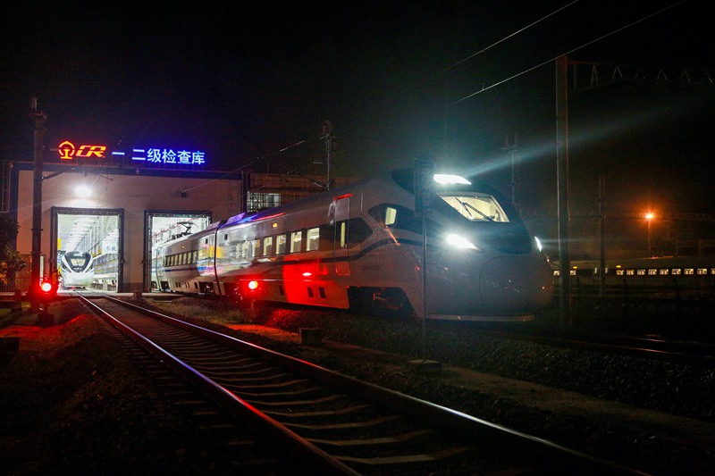 為保障春運(yùn)，對動車組進(jìn)行檢查。李必政攝