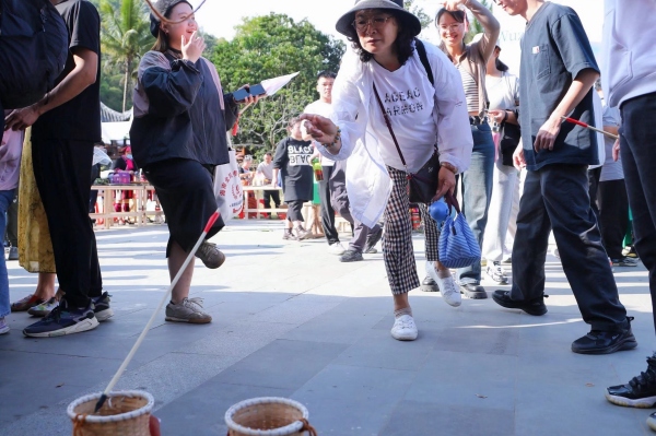 五指山市毛納村村民用本地民族特色的春節(jié)民俗吸引游客前往打卡。