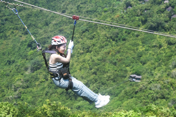 年輕女性喜歡體驗(yàn)三亞亞龍灣熱帶天堂森林旅游區(qū)雨林飛越等刺激性運(yùn)動(dòng)項(xiàng)目。黃慶優(yōu) 攝