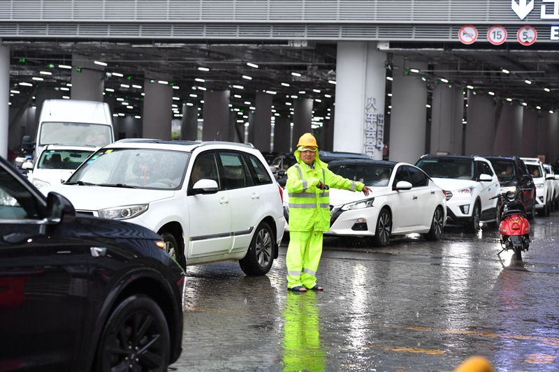 ?？谛潞８酃ぷ魅藛T雨中引導(dǎo)車輛。孫士杰攝