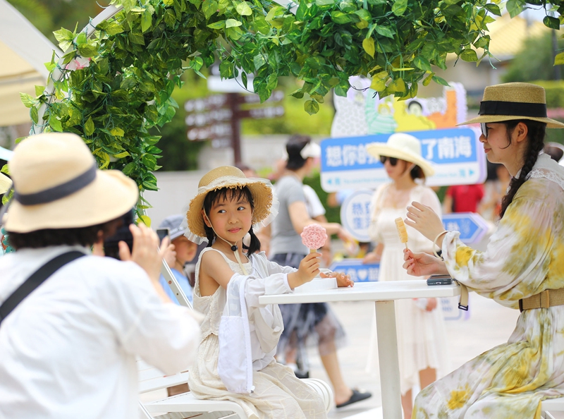 5月3日，游客在三亞南山文化旅游區(qū)打卡拍照。