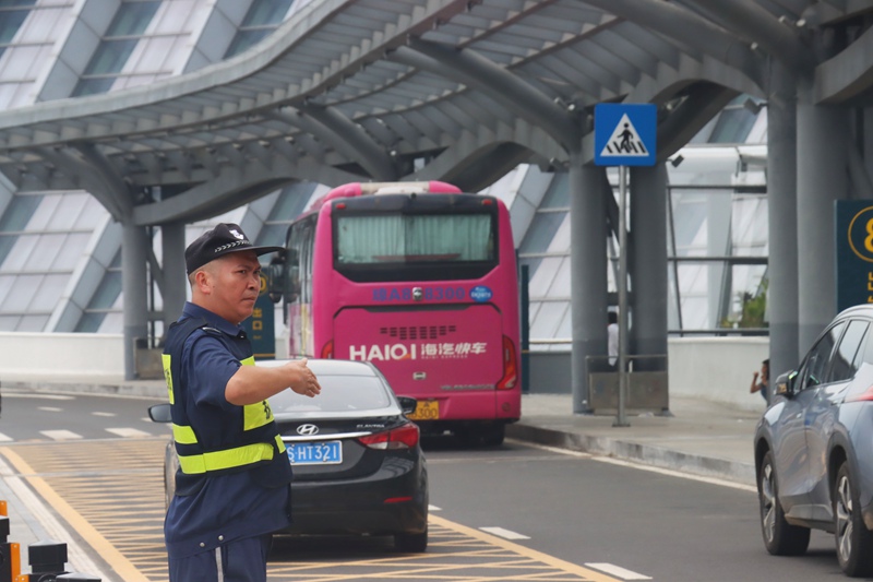 工作人員引導(dǎo)車輛入港