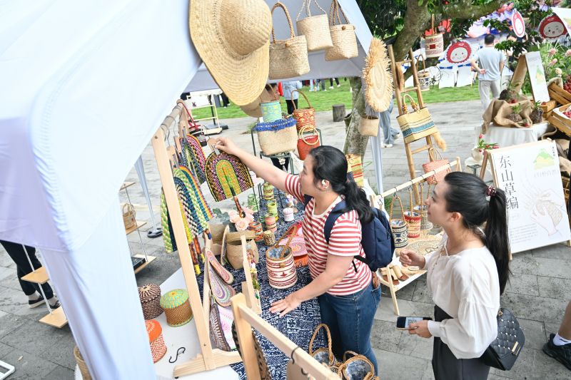 3、活動(dòng)現(xiàn)場(chǎng)的“秀英好物”市集，展示商品琳瑯滿目，特別是來(lái)自東山鎮(zhèn)的“東山草編”系列尤為引人關(guān)注。  海口市秀英區(qū)委宣傳部供圖