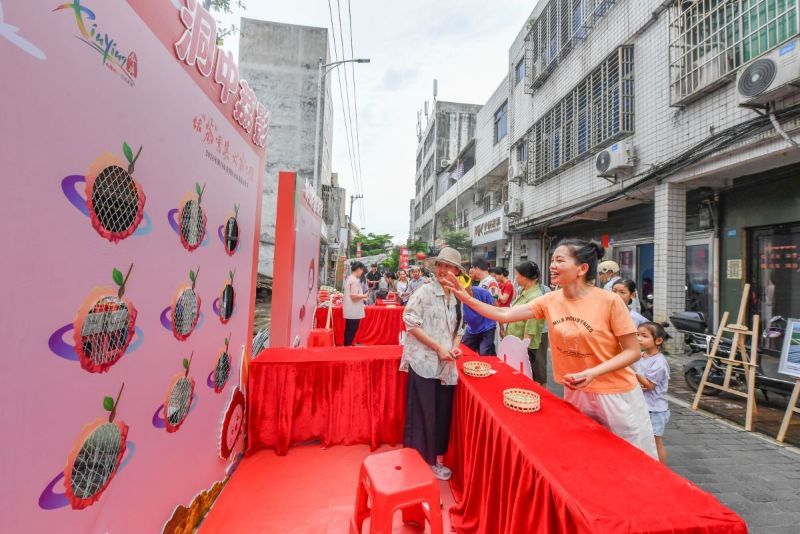 現(xiàn)場互動活動歡樂多，市民游客都積極參與嘗試。  主辦方供圖.jpg