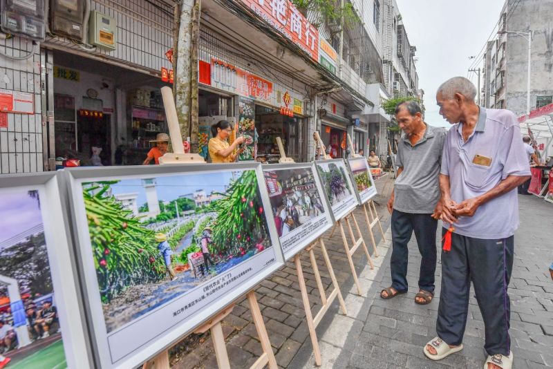 現(xiàn)場設(shè)置的主題攝影展覽，吸引了無數(shù)市民駐足觀看。  主辦方供圖.jpg