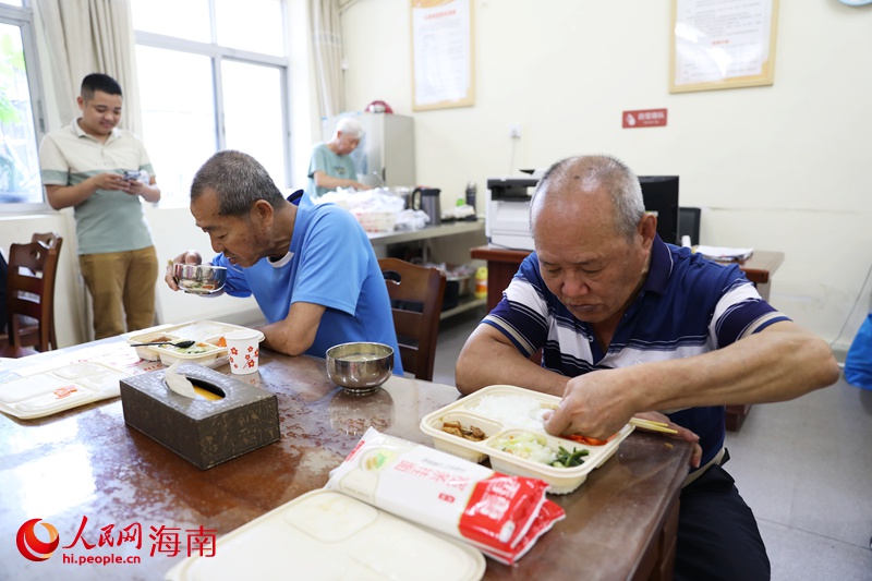 老人正在享用午餐。人民網(wǎng)記者 符武平攝