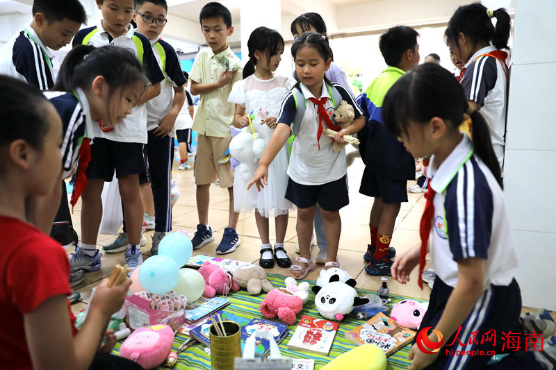 5月31日，在海口市第二十五小學(xué)公益跳蚤市場上，學(xué)生通過做游戲來贏得喜愛的物品。 人民網(wǎng)記者 孟凡盛攝