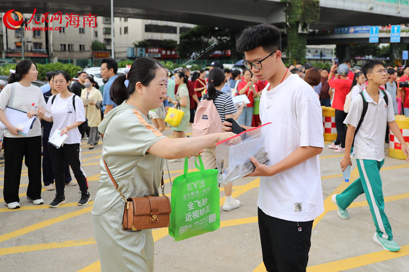 6月7日上午，在海南僑中考點，考生家長送考。 人民網(wǎng)記者 孟凡盛攝